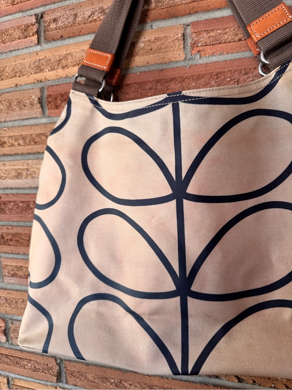 Orla Kiely Classic Linear Stem Shoulder Bag - Picture 2 of 4